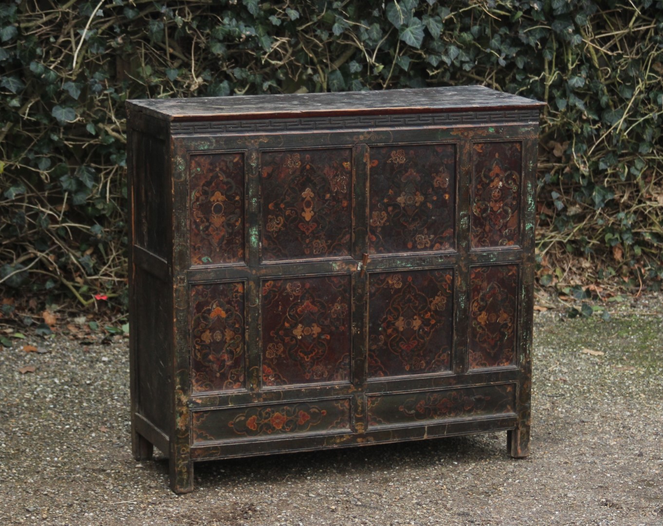 antiker-tibetischer-schrank